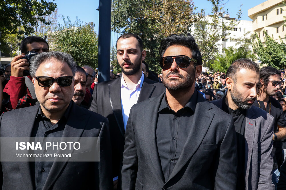 محمدرضا گلزار در مراسم تشییع پیکر داریوش مهرجویی