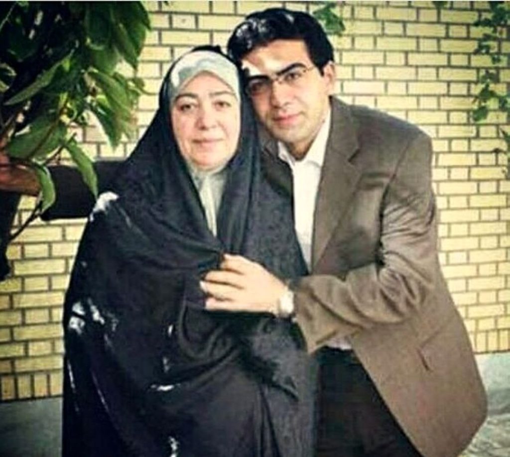 عکس فرزاد حسنی کنار مادر 1